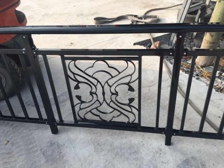 陽(yáng)臺(tái)護(hù)欄有哪些樣式？陽(yáng)臺(tái)護(hù)欄樣式如下：