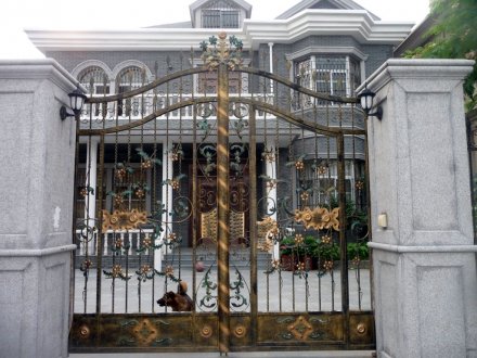 山東鐵藝大門周圍鐵花的作用