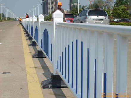道路護欄怎么賣的？多少錢？