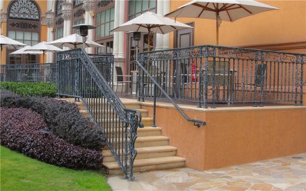 天水簡(jiǎn)約鋁合金護(hù)欄訂做-安誠(chéng)護(hù)欄廠家